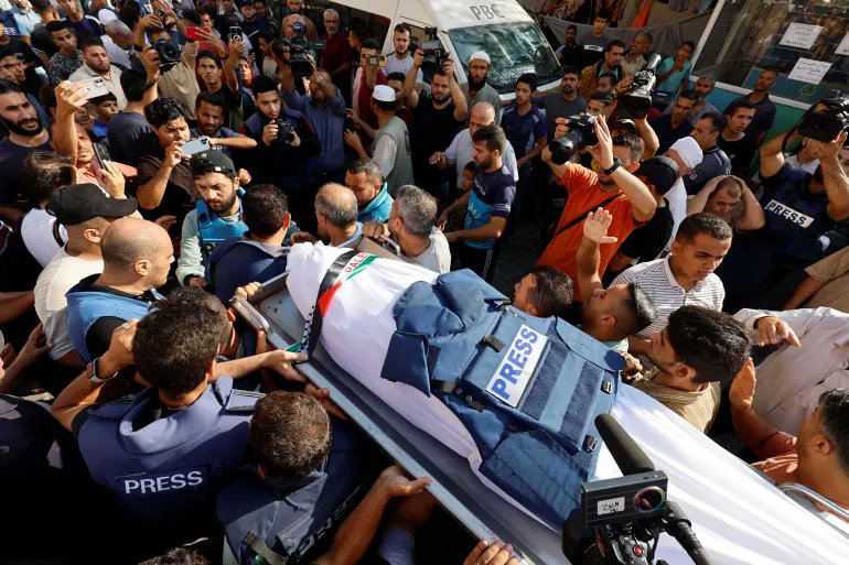HindHassanNews's tweet photo. The 27th Palestinian journalist, killed by Israel in Gaza since Oct 7th was buried this morning. A microphone &amp; press jacket was placed on top of his body. Colleagues in press jackets carried him to rest . The bravest of the brave. Rest in Power Mohammed Abu Hattab. 📷 @msalem66 https://t.co/qmheNig0g7