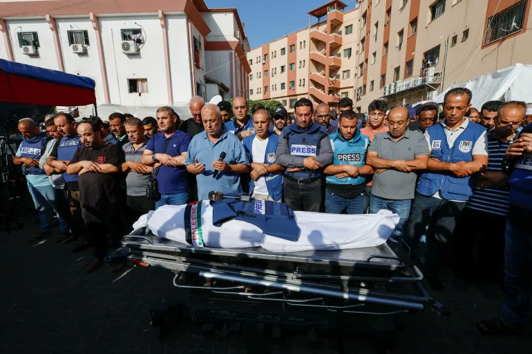 HindHassanNews's tweet photo. The 27th Palestinian journalist, killed by Israel in Gaza since Oct 7th was buried this morning. A microphone &amp; press jacket was placed on top of his body. Colleagues in press jackets carried him to rest . The bravest of the brave. Rest in Power Mohammed Abu Hattab. 📷 @msalem66 https://t.co/qmheNig0g7