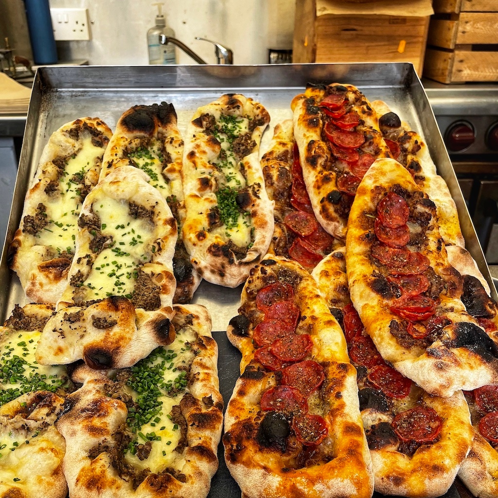 Thank Finzels it's Friday!

We've all the comfort food you could possibly crave at today's market including mac &amp; cheese, donburi, Texan BBQ, steak sandwiches, nachos and loads more!

Swipe for the line-up!

Come on down between 11am and 2pm!

#bristol #bristolfood #bristolmarket