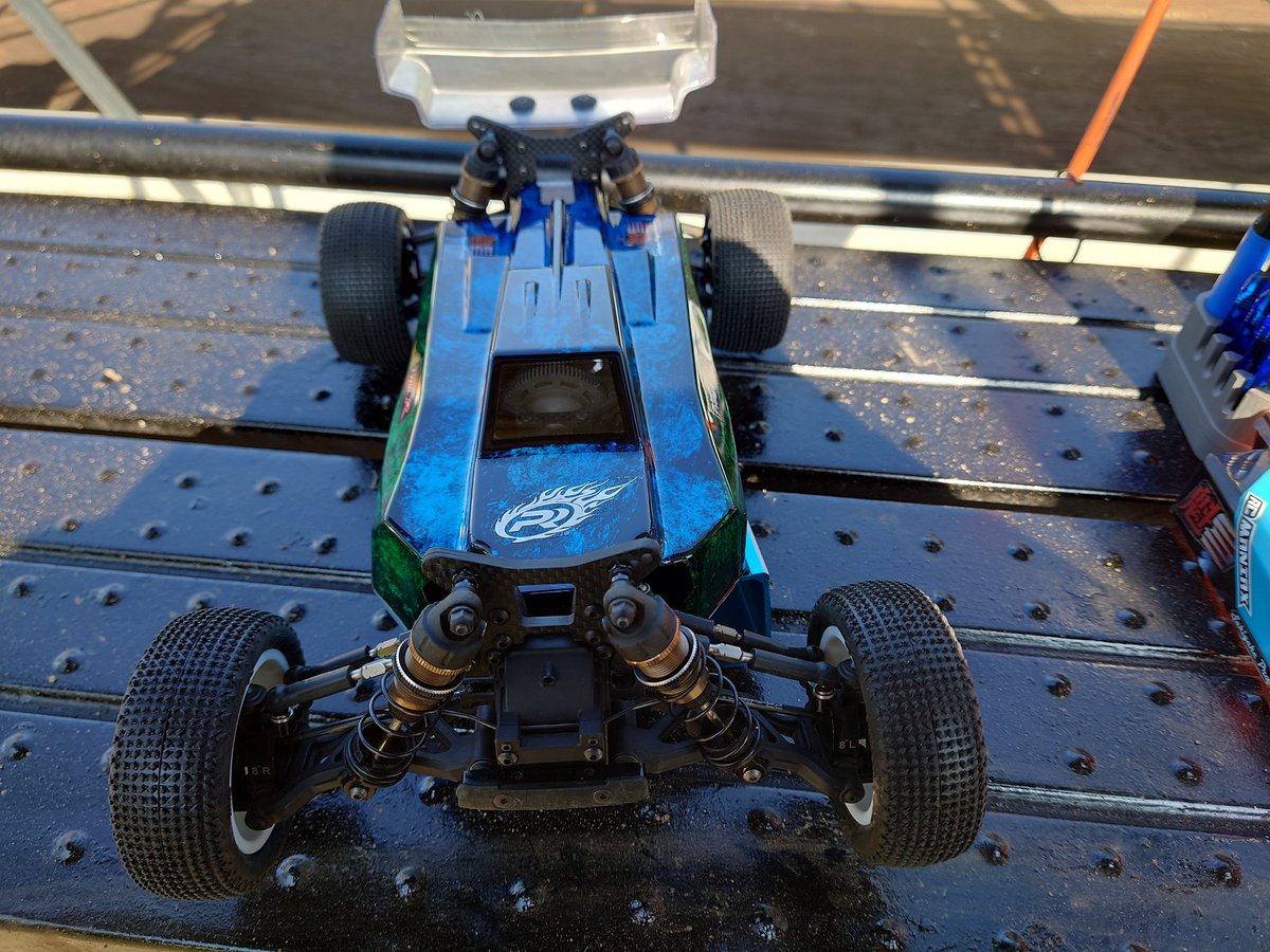 ccb417_p's tweet photo. レース2日前ということで、さとうさんちRCコースへ。
今日は、レース間近ということで、午前中から人が多かったそうです。午前午後合わせて14人?
昨日投稿したボディは無事完成し、これでPRracing2台体制でレース参加しますね。
#SB401
#S1V4
#PRracing https://t.co/IxLCqpLTcX