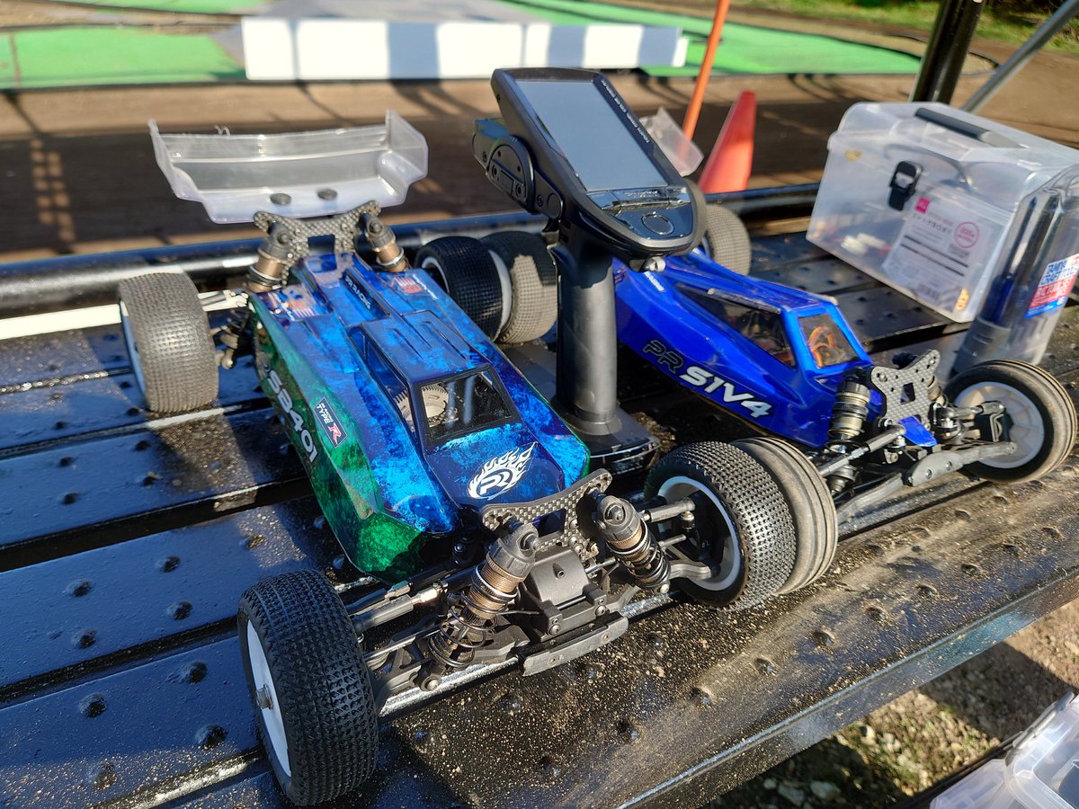 ccb417_p's tweet photo. レース2日前ということで、さとうさんちRCコースへ。
今日は、レース間近ということで、午前中から人が多かったそうです。午前午後合わせて14人?
昨日投稿したボディは無事完成し、これでPRracing2台体制でレース参加しますね。
#SB401
#S1V4
#PRracing https://t.co/IxLCqpLTcX