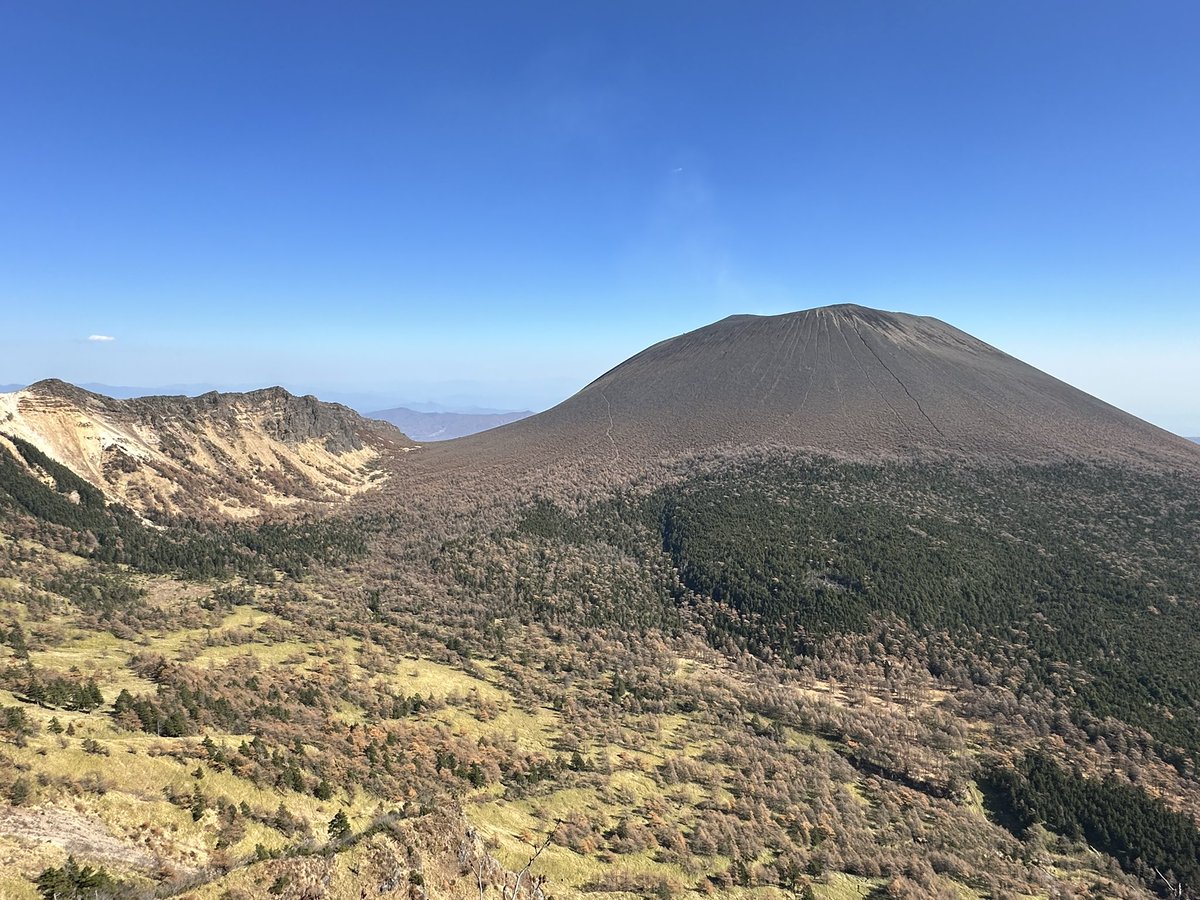 prius_reborn's tweet photo. 高峰高原(チェリーパークライン)ドライブ&amp;黒斑山登山。
最高の山行で浅間山が見事でした😊
#高峰高原 #トーミの頭 #浅間山 #チェリーパークライン #紅葉 #新型プリウス https://t.co/r2ba8vnUgj