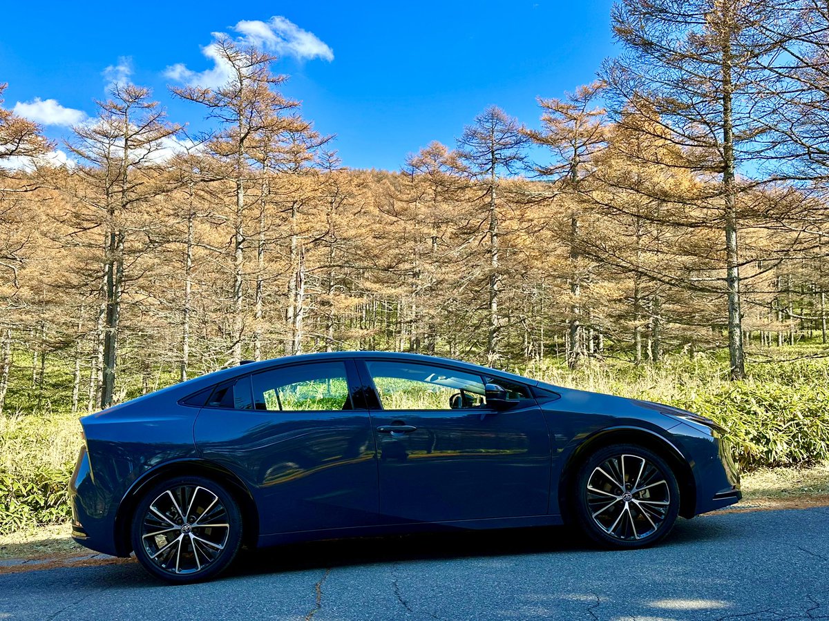 prius_reborn's tweet photo. 高峰高原(チェリーパークライン)ドライブ&amp;黒斑山登山。
最高の山行で浅間山が見事でした😊
#高峰高原 #トーミの頭 #浅間山 #チェリーパークライン #紅葉 #新型プリウス https://t.co/r2ba8vnUgj