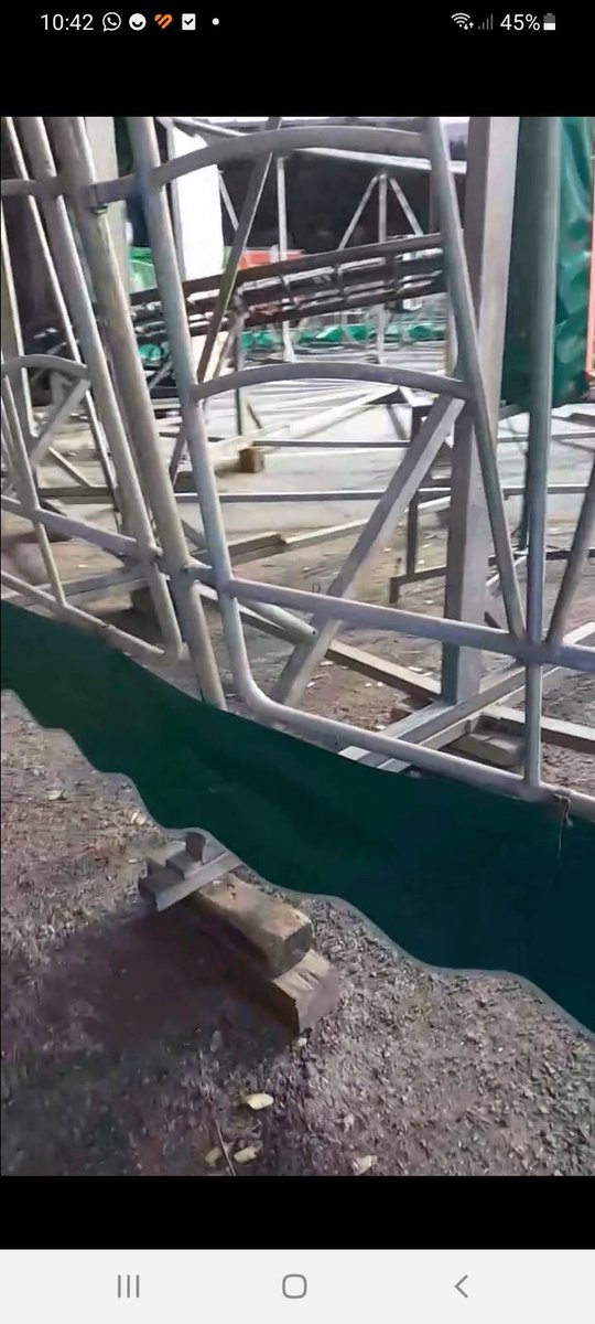 EvaRozG's tweet photo. Nos llegan imágenes de la feria de Burjassot donde han vuelto a montar los imputados por la muerte de mi niña. Se supone que ha pasado un ingeniero... El @Ayto_Burjassot asegura que los papeles están en regla. No hemos aprendido nada, los papeles no salvaron a Vera. #SonrisaVera https://t.co/Zu2Jpk7FET