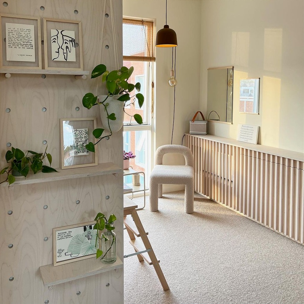 ☀️We love the sunlit living room of Canalside House Birmingham.  Combining natural materials, such as wood and our sisal collection, every piece of décor is thoughtfully curated to create a cosy and elevated home experience.  crucial-trading.com #naturalcarpets