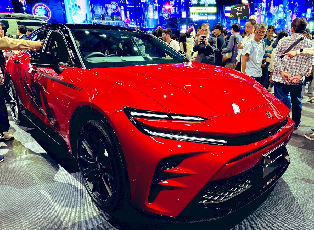 rakuka1982's tweet photo. #トヨタモビリティ東京_JMSフォトコン
CROWN SPORT PHEV カッコいいです
特にリヤが！ https://t.co/q3dmw0IWwY