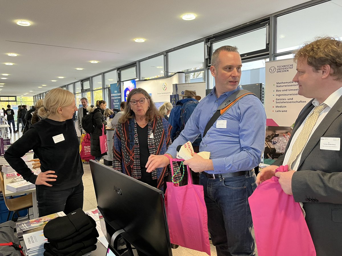 SW_Deutschland's tweet image. Wir sind dabei und freuen uns auf viele gut Gespräche! #digitalinsights @berufwahlsiegel @SiemensDE @SAPNextGen #berufsorientierung