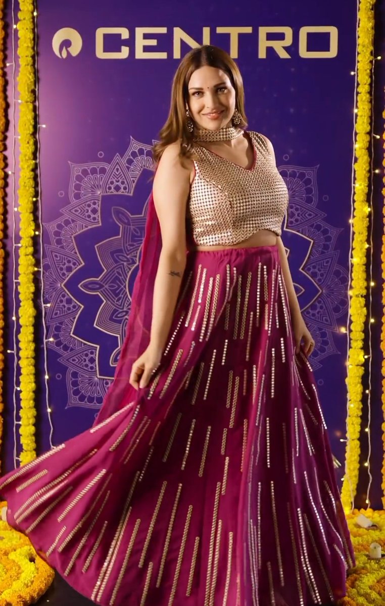 TeamHimanshi's tweet photo. Wearing one of the finest festive outfits 🪔✨
Simply beautiful ♥️
#HimanshiKhurana 
#RelianceCentro https://t.co/HWN0YXdw5k