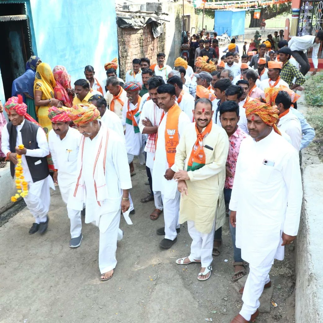 Dangihajarilal's tweet photo. आज ग्राम बालागंज,रामगढ़, कोटड़ा,माधोपुर और कुंडालिया गाँव में लोगों से घर-घर जाकर उनका आशीर्वाद लिया और 17 नवम्बर को कमल वाला बटन दबाकर भाजपा पार्टी को विजयी बनाने की अपील की।खिलचीपुर मेरा घर है। उनकी सेवा ही मेरा धर्म है।
#khilchipur
#Vote4MP
#Vote4BJP https://t.co/byPSGfciQv