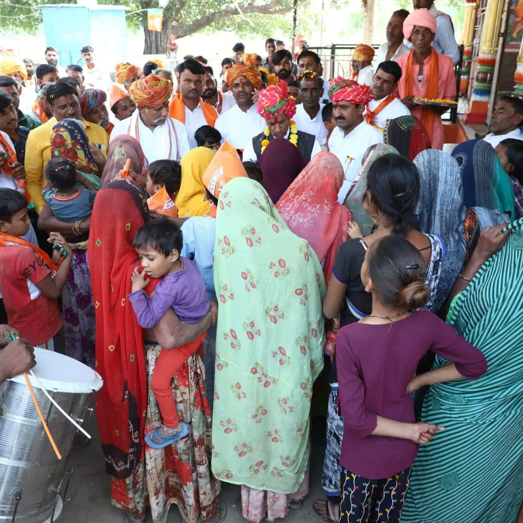 Dangihajarilal's tweet photo. आज ग्राम बालागंज,रामगढ़, कोटड़ा,माधोपुर और कुंडालिया गाँव में लोगों से घर-घर जाकर उनका आशीर्वाद लिया और 17 नवम्बर को कमल वाला बटन दबाकर भाजपा पार्टी को विजयी बनाने की अपील की।खिलचीपुर मेरा घर है। उनकी सेवा ही मेरा धर्म है।
#khilchipur
#Vote4MP
#Vote4BJP https://t.co/byPSGfciQv