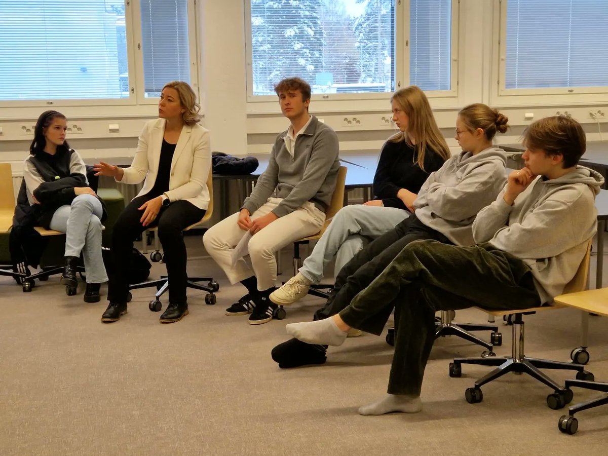 Mepit Henna Virkkunen, Nils Torvalds ja Sirpa Pietikäinen keskustelemassa nuorten kanssa Politiikkaviikolla. @HennaVirkkunen @spietikainen @NilsTorvalds #epasfinland #politiikkaviikko