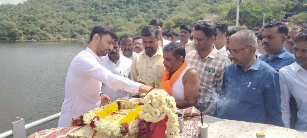 RatnakarM4's tweet photo. ಗುರುಮಿಕಲ್ ಮತಕ್ಷೇತ್ರದ ಮಾನ್ಯ ಜನಪ್ರಿಯ ಶಾಸಕರಾದ ಶ್ರೀ @SN_Kandkur ಅಣ್ಣನವರು ಹತ್ತಿಕುಣಿ ಜಲಾಶಯ ಸಂಪೂರ್ಣವಾಗಿ ಭರ್ತಿಯಾದ ಪ್ರಯುಕ್ತ ಬಾಗಿನ ಅರ್ಪಿಸಿದರು ಮತ್ತು ಹತ್ತಿಕುಣಿ ಸೌದಗರ ಯೋಜನೆ ನೀರಾವರಿ ಸಲಹಾ ಸಮಿತಿ ಸಭೆ ನಡೆಸಿದರು....

ಈ ಸಂದರ್ಭದಲ್ಲಿ ಅಧಿಕಾರಿಗಳು ಮತು ರೈತರು ಕಾರ್ಯಕರ್ತರು ಗ್ರಾಮಸ್ಥರು ಉಪಸ್ಥಿರಿದ್ದರು....👇 https://t.co/0ZgX44Dv1n