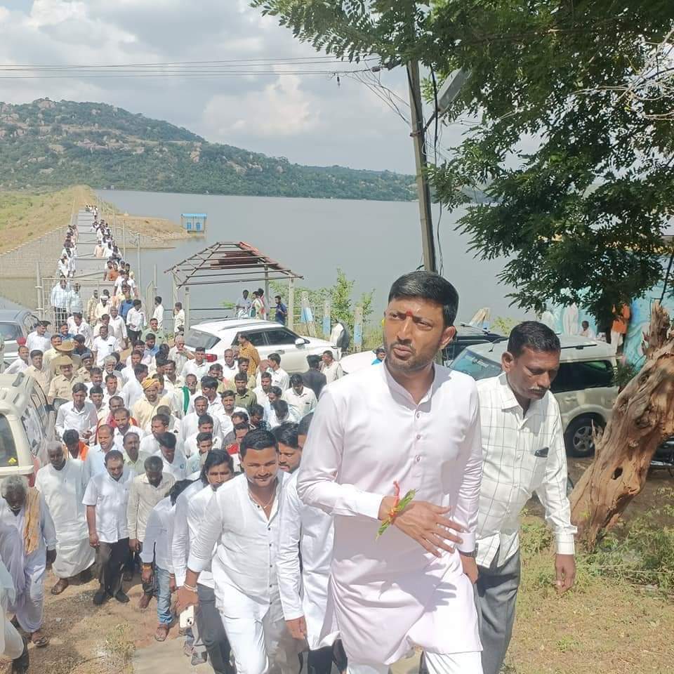 RatnakarM4's tweet photo. ಗುರುಮಿಕಲ್ ಮತಕ್ಷೇತ್ರದ ಮಾನ್ಯ ಜನಪ್ರಿಯ ಶಾಸಕರಾದ ಶ್ರೀ @SN_Kandkur ಅಣ್ಣನವರು ಹತ್ತಿಕುಣಿ ಜಲಾಶಯ ಸಂಪೂರ್ಣವಾಗಿ ಭರ್ತಿಯಾದ ಪ್ರಯುಕ್ತ ಬಾಗಿನ ಅರ್ಪಿಸಿದರು ಮತ್ತು ಹತ್ತಿಕುಣಿ ಸೌದಗರ ಯೋಜನೆ ನೀರಾವರಿ ಸಲಹಾ ಸಮಿತಿ ಸಭೆ ನಡೆಸಿದರು....

ಈ ಸಂದರ್ಭದಲ್ಲಿ ಅಧಿಕಾರಿಗಳು ಮತು ರೈತರು ಕಾರ್ಯಕರ್ತರು ಗ್ರಾಮಸ್ಥರು ಉಪಸ್ಥಿರಿದ್ದರು....👇 https://t.co/0ZgX44Dv1n
