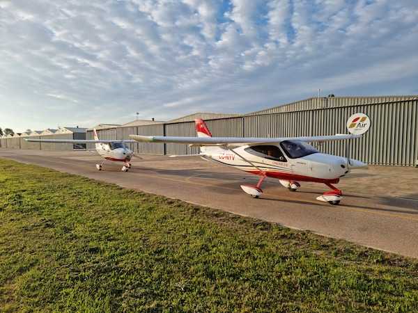 ivancp25's tweet photo. Tras el accidente mortal de uno de sus aviones Diamond #DA20, hace varias semanas, la escuela de pilotos malagueña #ONEAIR incorpora 5 nuevos #Tecnam #P2008JC MkII Premium. Aumenta su flota a 8 aeronaves de este tipo y un avión #P2006T MkII también. https://t.co/aeKqLeRjR2 https://t.co/jJ4YAW7R4C