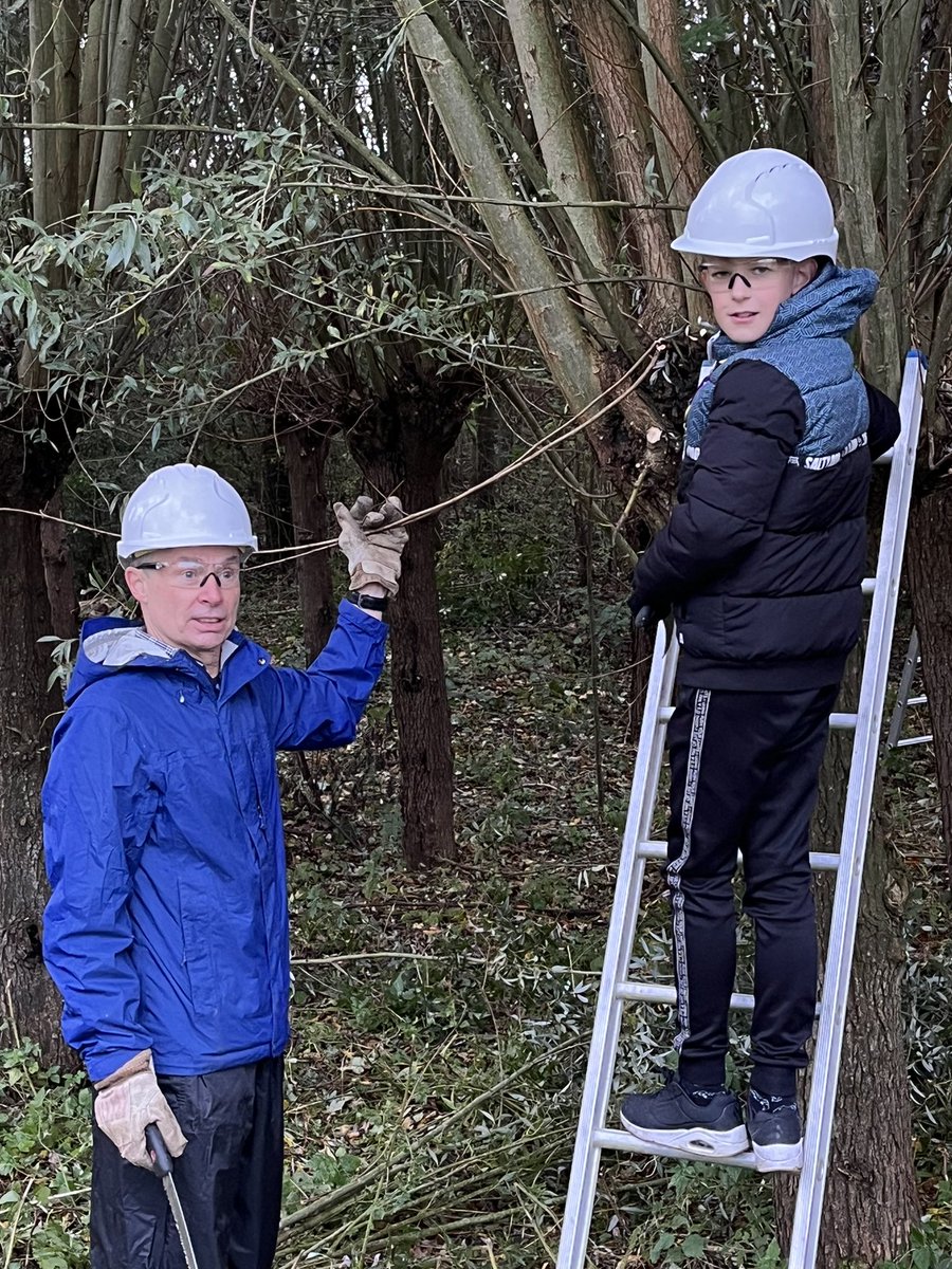 KnotploegDuiven's tweet photo. Op een winderige maar heerlijke ochtend met 120 kinderen van 3 basisscholen wilgen knotten in @GemeenteDuiven ‘Met je klas de boom in’ geopend door de twee Burgemeesters van Duiven! De takken worden opgehaald als voedsel voo de dieren in @burgerszoo @DuivenBeleven @SLGelderland https://t.co/OVYQjxrUMG
