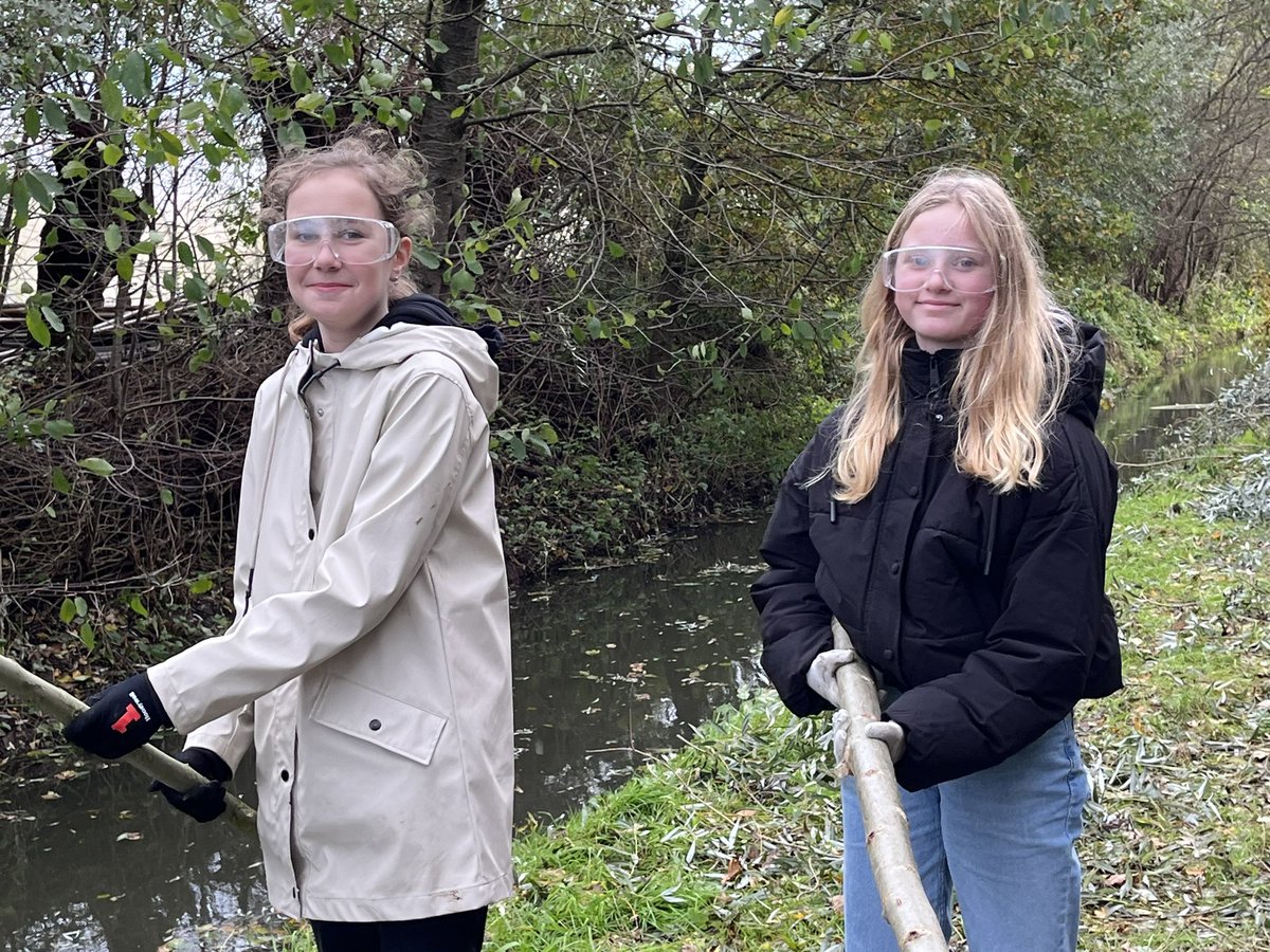 KnotploegDuiven's tweet photo. Op een winderige maar heerlijke ochtend met 120 kinderen van 3 basisscholen wilgen knotten in @GemeenteDuiven ‘Met je klas de boom in’ geopend door de twee Burgemeesters van Duiven! De takken worden opgehaald als voedsel voo de dieren in @burgerszoo @DuivenBeleven @SLGelderland https://t.co/OVYQjxrUMG