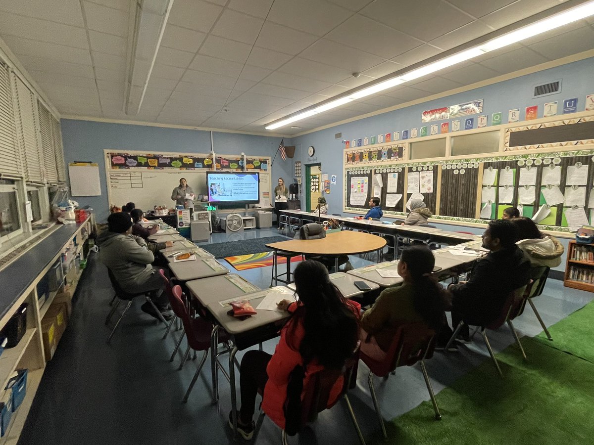 Michelle22669's tweet photo. Another great evening at Lincoln’s Annual Parent Learning Festival. @LincolnSchool8 #WeAreOneEdison #lncproud https://t.co/kbUxP5qyYa