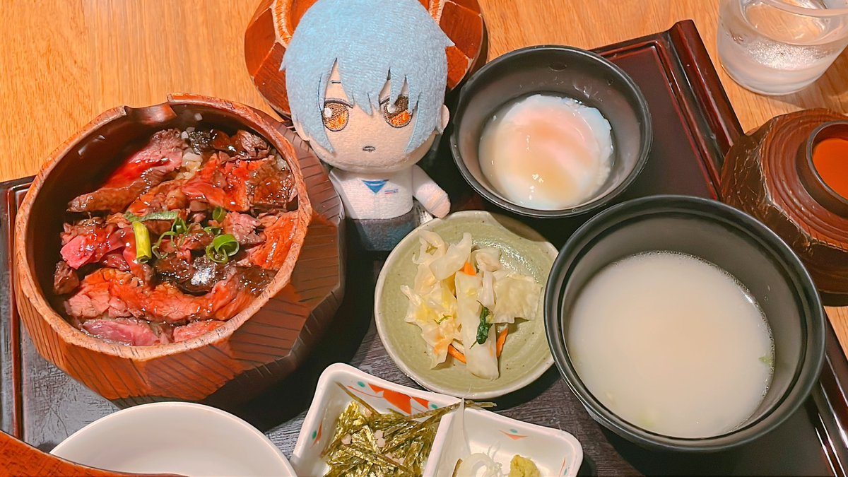 「ネロ、これは肉のひつまぶし」|りんこのイラスト