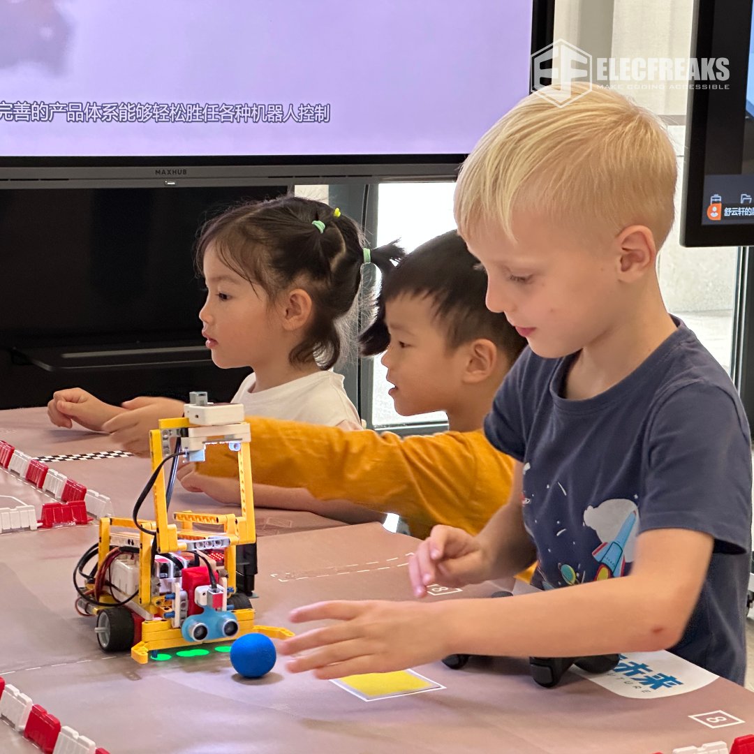 Stem education enters children's classrooms, and they are very interested in it!👏😄

#elecfreaks #edtech #magicshow #maker #diy #diyproject #stem #stemeducation #teacher #project #edu #programming #learningthroughplay #electronics #electronica #robots #roboticaeducativa #idea…