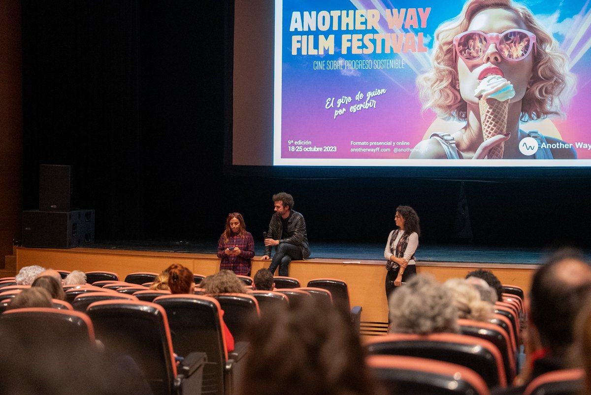 AnotherWayFF's tweet photo. #AnotherWay2023 Cyril Dion visitó el festival para protagonizar algunos de los momentos más especiales de esta 9ª edición💚🌪️

Presentó 'UN NUEVO MUNDO', el espectáculo 'RESISTENCIAS POÉTICAS' y nos acompañó en una mesa redonda.

🌿Gracias @IF_Madrid, @ARTEesp y @a_docma https://t.co/opctgfWDUt