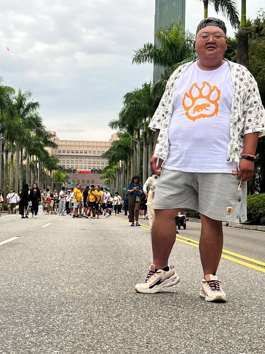 chenjun24843345's tweet photo. 第一次參加台北同志大遊行
超級多人嗨到爆超級好玩
遇到好多好多認識的人
接下來換高雄遊行很期待
這次想要來個不一樣的變裝哈哈
有沒有人想要來跟我拍照呢☺️☺️
我們11/25高雄同志大遊行見 https://t.co/gXqxCt3PZc