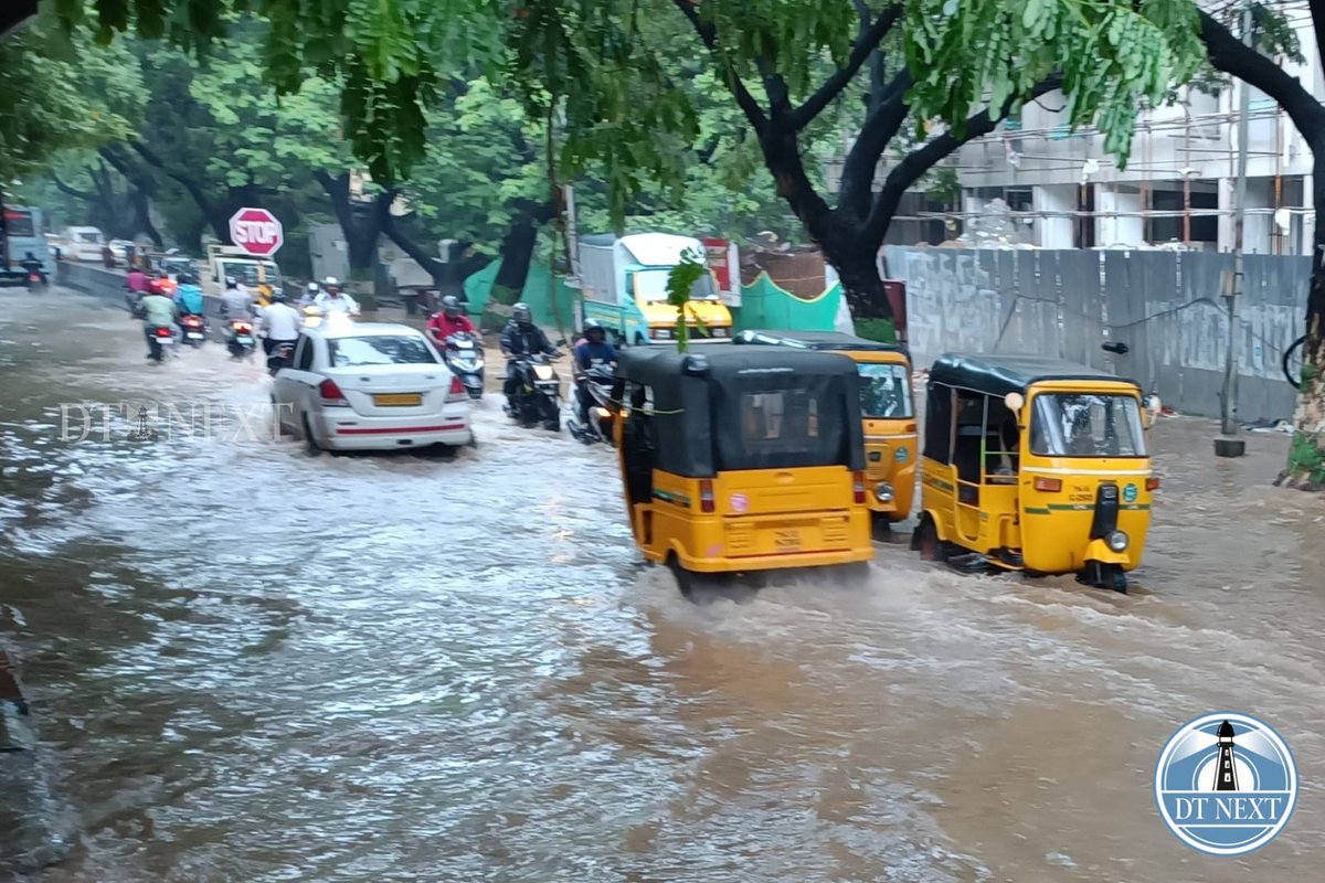 dt_next's tweet photo. The Velachery-Guindy road was flooded for a few hours this morning after moderate rain showers.

📸 @agam_justin

Thread (1/2)

#WaterLogging #ChennaiRains #moderaterainfall #VelacheryGuindyRoad #Chennai #waterstagnation #ChennaiRoads https://t.co/XU954ZV91s