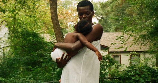 With some of the best visual storytelling you'll see this year, All Dirt Roads Taste of Salt, will change how you think about generational storytelling, and portraits of Black life on film, if you let it. Ro's (still) obsessed w/Jackson's feature debt: buff.ly/40tLhRW