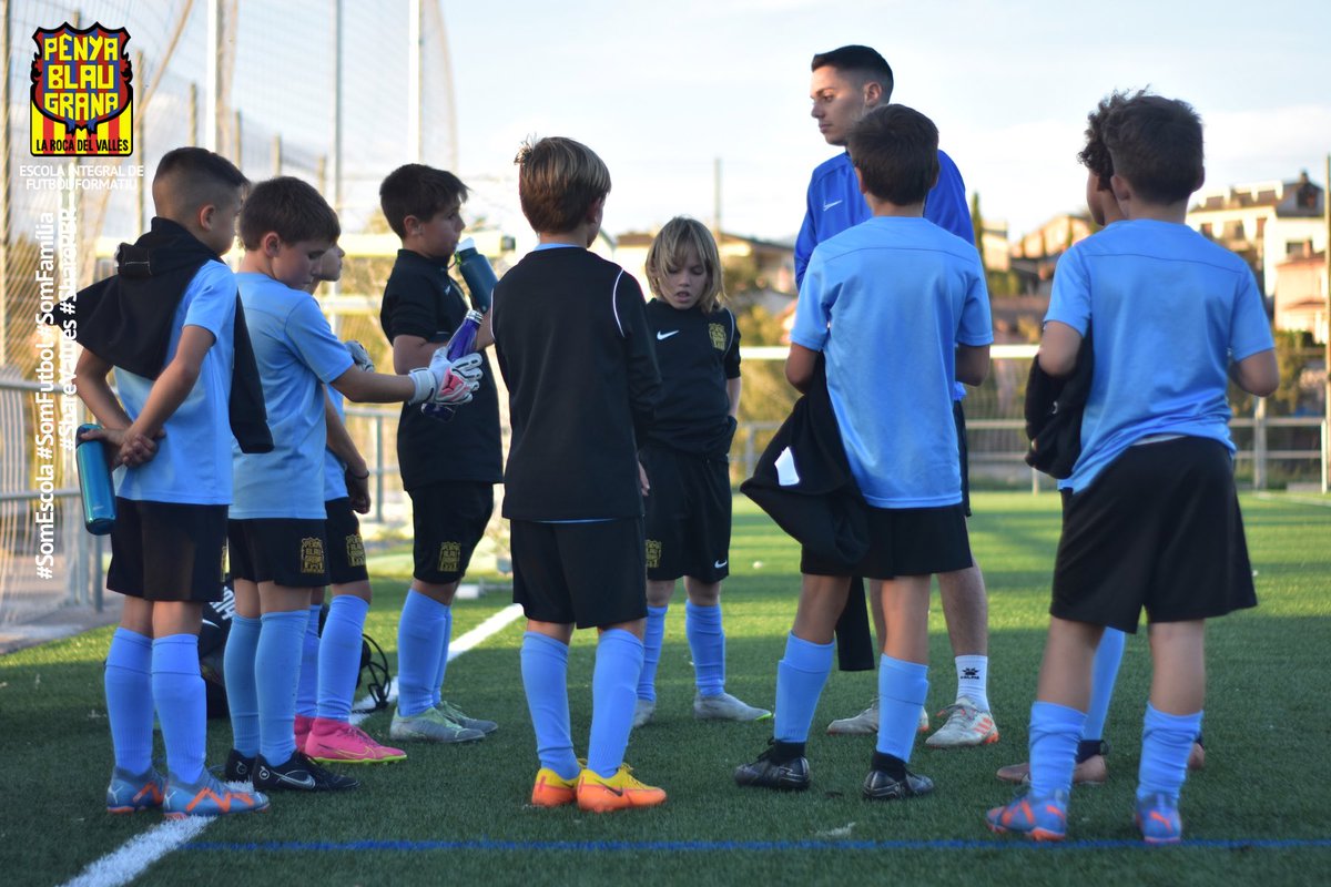 pblaugranaroca's tweet photo. El procés d’ensenyament-aprenentatge, un camí guiat pel formador/a fomentant l'autonomia dels propis jugadors/es.

⚽️ Espectacular setmana d’entrenaments! Gaudint el camí!

SEGUIM!
FORÇA PENYA!🔵🔴
#SomEscola #SomFutbol #SomFamília
#ShareValues #SharePBR https://t.co/Sk5RYG9HCp