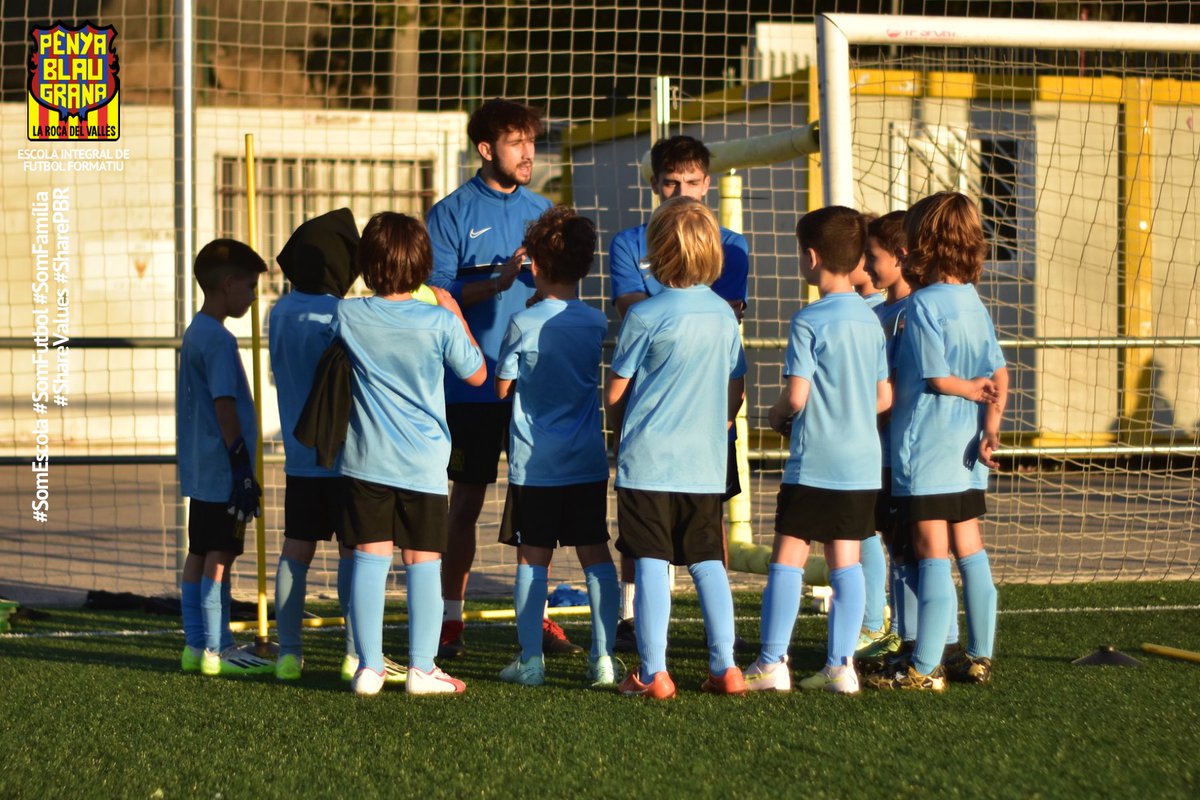 pblaugranaroca's tweet photo. El procés d’ensenyament-aprenentatge, un camí guiat pel formador/a fomentant l'autonomia dels propis jugadors/es.

⚽️ Espectacular setmana d’entrenaments! Gaudint el camí!

SEGUIM!
FORÇA PENYA!🔵🔴
#SomEscola #SomFutbol #SomFamília
#ShareValues #SharePBR https://t.co/Sk5RYG9HCp
