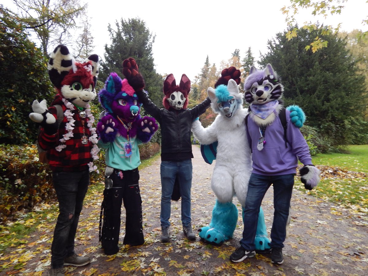 I never knew that I'd have such a blast with you!
My first ever suitwalk with some friends during Halloween :3
🐲 @Naki_Jace 
👽🐶 @Synth238312 
💀 Lupa
🐺 @mine_ing (why can I tag myself)
🐶 Askara

📷 @Filou47425482 
📍 Stadtpark Hamburg
#FursuitFriday #fursuit