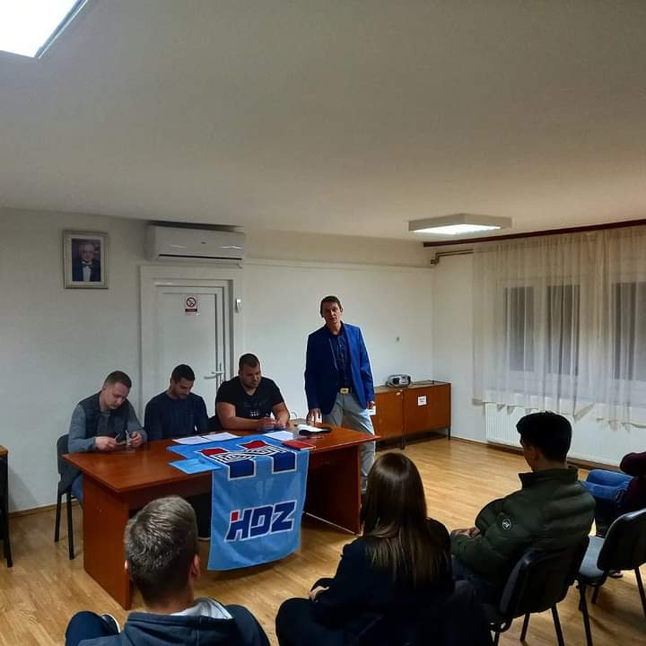 MHDZ_PZ's tweet photo. IZABRANO NOVO VODSTVO MHDZ-A PEŠČENICA-ŽITNJAK

Jučer je održana izborna skupština MHDZ-a  Peščenica-Žitnjak na kojoj su izabrani novi članovi PO Peščenica-Žitnjak.

Za predsjednicu je izabrana Marina Štrk te novi članovi PO. https://t.co/qoHU8OLOec