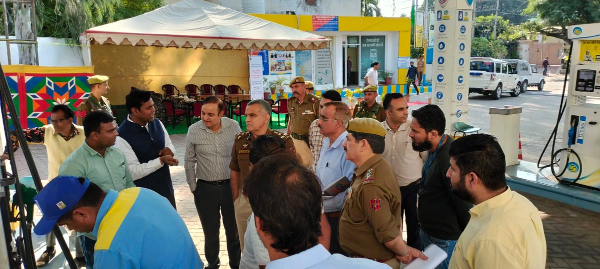 BPCLjammuretail's tweet photo. In the wake of Vigilance Awareness Week, a Joint Customer Trust Building exercise was carried out at our outlet M/s Police Pariwar Fuel Care Gandhinagar, Jammu in the presence of DIG Sh. Shakti Pathak, DIG Ms. Nisha Nathyal and Other Police Official along with BPCL Team. #BPCLVAW https://t.co/xx4zNuIFa1