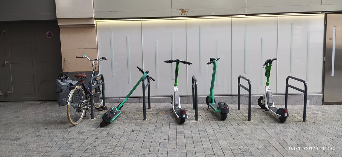 Ce qui devrait normalement être un espace de stationnement pour 10 vélos est occupé par 4 trottinettes très confortables. #Brussel #bruxelles #vendredi

@VilleBruxelles <a href="/BXLCITY/">Bruxelles City</a> <a href="/GRACQ/">Cyclistes Quotidiens</a> <a href="/1000bruxsel/">1000bruxsel Gracq-Fietsersbond</a>
