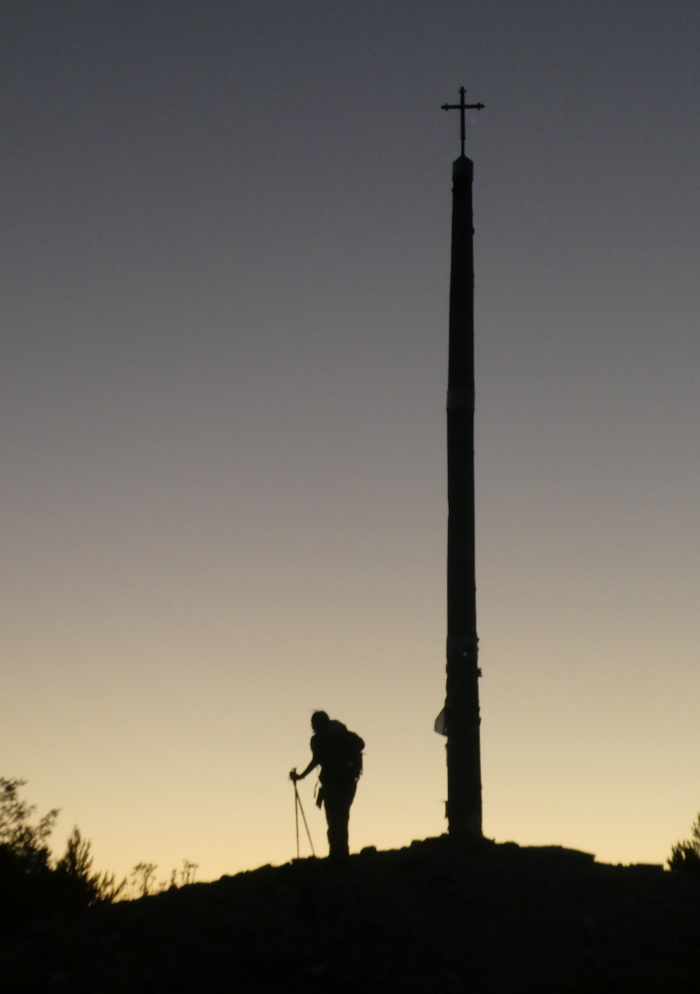 elcaminocorreos's tweet photo. ✝️La Cruz de Hierro (también llamada Cruz de Fierro o Cruz de Ferro) es uno de los lugares más simbólicos del #CaminodeSantiago.

Emoción, magia y leyenda se dan la mano en el que se considera el punto más alto del #CaminoFrancés por Navarra.

+info👇

https://t.co/5reKV5n0ai https://t.co/uNeff8FaUf