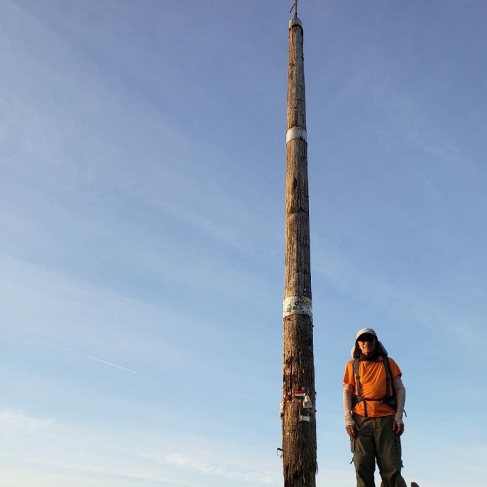 elcaminocorreos's tweet photo. ✝️La Cruz de Hierro (también llamada Cruz de Fierro o Cruz de Ferro) es uno de los lugares más simbólicos del #CaminodeSantiago.

Emoción, magia y leyenda se dan la mano en el que se considera el punto más alto del #CaminoFrancés por Navarra.

+info👇

https://t.co/5reKV5n0ai https://t.co/uNeff8FaUf