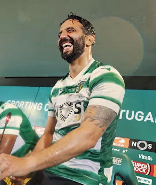 Para SEMPRE o meu treinador, aconteça o que acontecer 💚
Foi com ele que voltei a ver o Sporting com que sonhei anos 
Foi ele que me fez cumprir um grande sonho meu, ser Campeão Nacional 
Que ele possa sair pela porta GRANDE, como Campeão Nacional 🦁