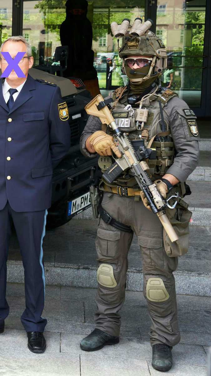 tacticalporn's tweet image. SEK de 🇩🇪Baviera #Polizei #TacticalUnit

🚩HK 416A5 de 11&quot; con:
-🎯Aimpoint Micro T2
- Laser BE Meyers MAWL
-🔦Surefire M600 + puslsdor Unity
- Supresor Surefire RC2
- PTT inalámbrico Invisio

🚩🪖OpsCore FAST XP con:
-🎧Invisio T7
- GPNVG-18
- Strobo HelStar

🚩Chaleco Mehler S2