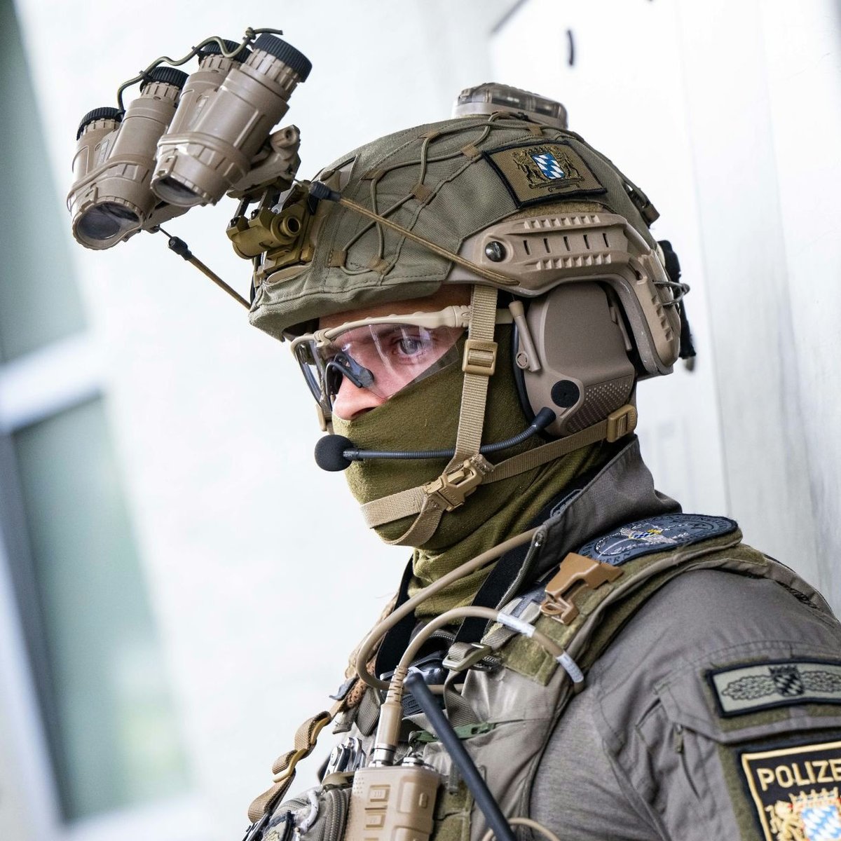 tacticalporn's tweet image. SEK de 🇩🇪Baviera #Polizei #TacticalUnit

🚩HK 416A5 de 11&quot; con:
-🎯Aimpoint Micro T2
- Laser BE Meyers MAWL
-🔦Surefire M600 + puslsdor Unity
- Supresor Surefire RC2
- PTT inalámbrico Invisio

🚩🪖OpsCore FAST XP con:
-🎧Invisio T7
- GPNVG-18
- Strobo HelStar

🚩Chaleco Mehler S2