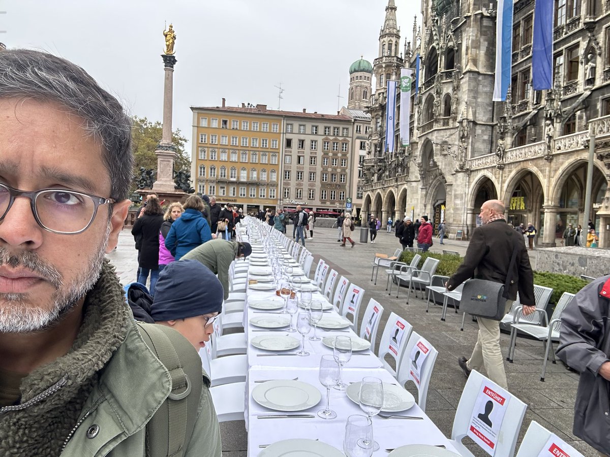 München. Erinnern an die von den Hamas-Terroristen entführten Menschen. Darunter Babys und Kleinkinder.  Die Macher dieser Aktion - jüdische Deutsche - sagen mir, sie seien entsetzt nicht nur ob des muslimischen Antisemitismus, sondern auch, dass viele so tun, als gebe es seit…