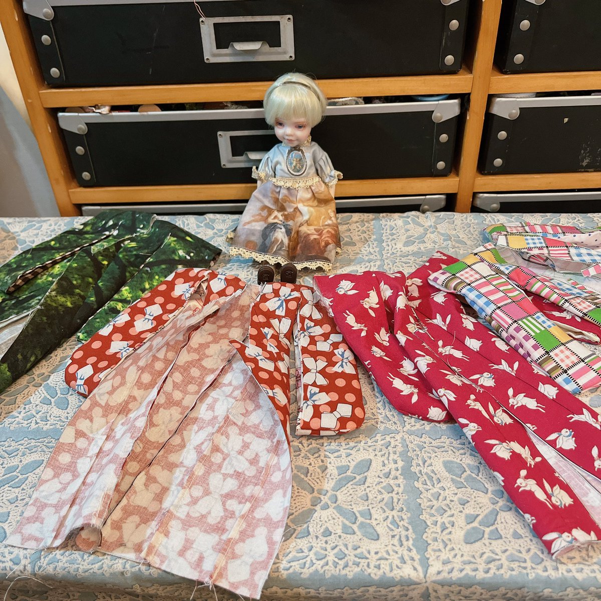 yamamotoyumi's tweet photo. 12着つくるんだって！
るっこの分もあるのー？

#kimono #着物  #きもの  #yumi_kimono  #yamamotoyumi  #やまもとゆみ  #beautiful  #着物と着物まわりのかわいいもの
#らっこちゃん  #doll  #originals  #らっこスターズ    #originaldoll  #yamamotoyumi   #outfit  #endoll  #enoriginaldoll https://t.co/UDHh1jAiqQ