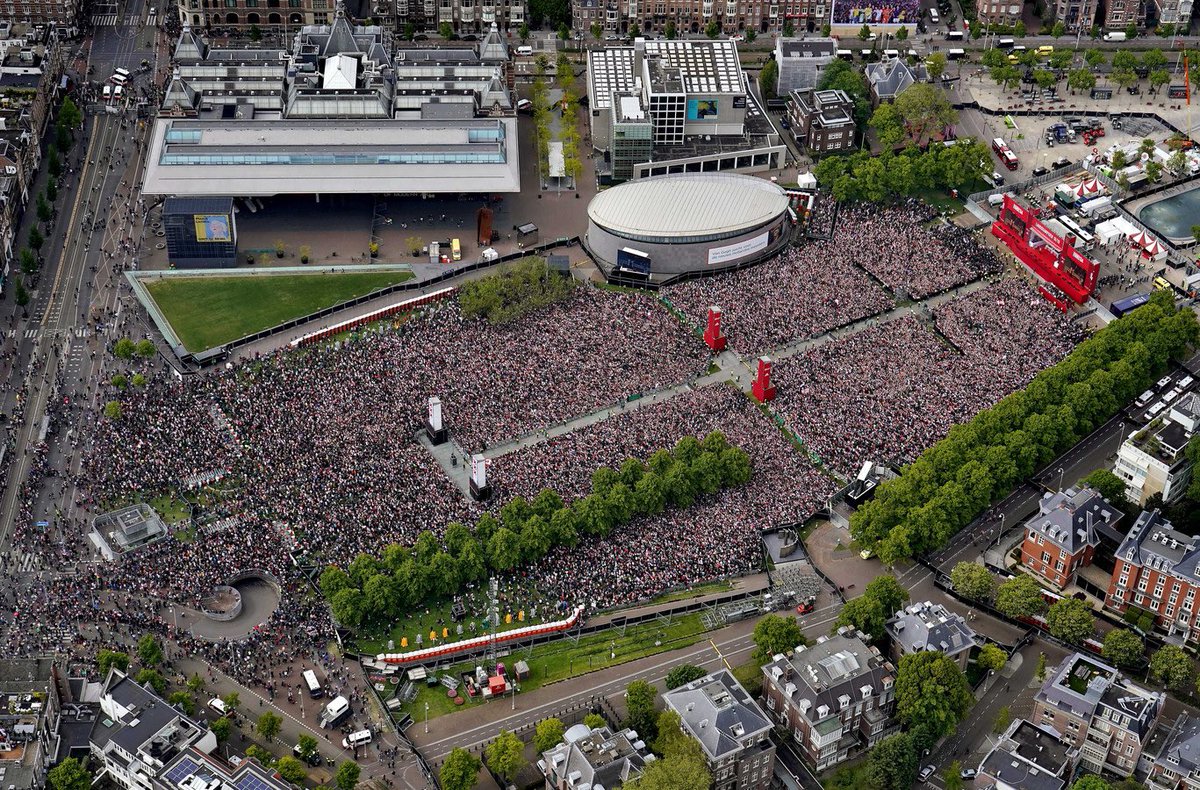 Update: Het Museumplein stroomt al aardig vol. Over een uur begint de huldiging van Ajax naar aanleiding van de overwinning op FC Volendam.

#ajavol #Ajax