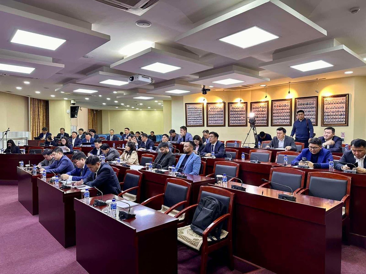 Нийслэл Улаанбаатар хотын замын хөдөлгөөний түгжрэлийг бууруулах, гэр хорооллыг орон сууцжуулах тухай хуулийн төсөл болон хамт өргөн мэдүүлсэн хууль, тогтоолын төслүүдийг өнөөдрийн УИХ-ын чуулганаар гишүүдийн 73,2 хувь нь хэлэлцэх нь зүйтэй гэж үзэн анхны хэлэлцүүлэгт шилжүүлсэн.