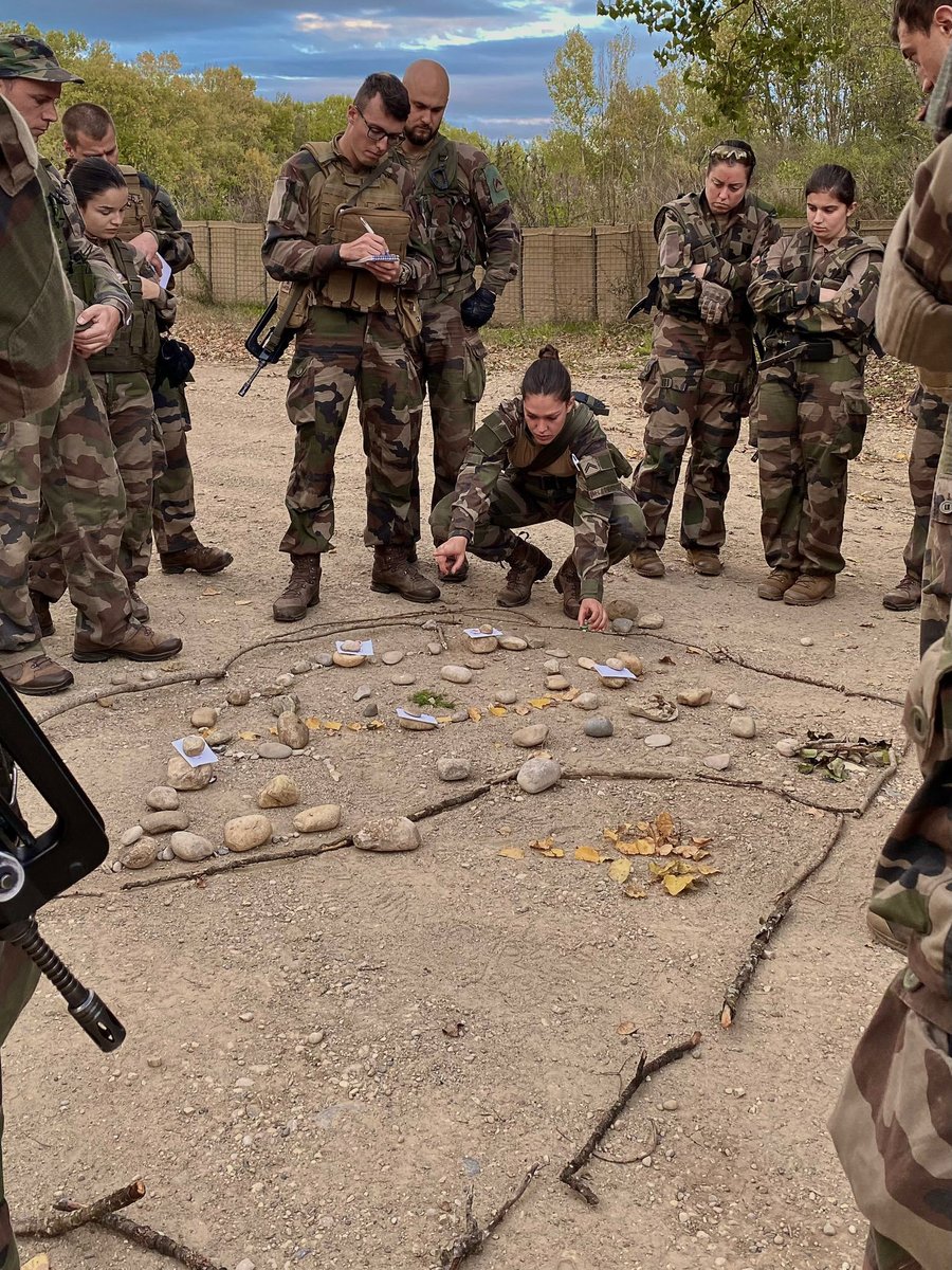 RegimentMedical's tweet image. « #EtreRéserviste »

La 6ème compagnie de réserve du #Rmed en pleine répétition avant son exercice combat.
Le Rehearsal (répétition) permet d’étudier le terrain et de préparer sa mission et ses déplacements.

reservistes.defense.gouv.fr
#ComLog
#DéfenseSudEst