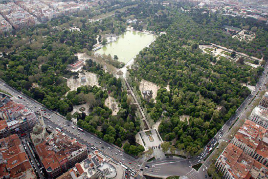 MADRID's tweet photo. 📢El Parque de El Retiro permanece cerrado por labores de revisión del arbolado y la previsión meteorológica adversa de @AEMET_Esp 
👉https://t.co/O0bLNfzfO1 https://t.co/L5SSLU65kT