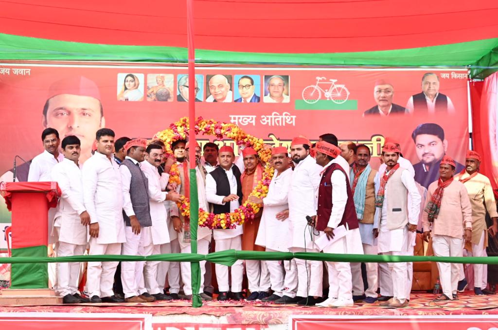 indiasavebharat's tweet image. माननीय राष्ट्रीय अध्यक्ष श्री अखिलेश यादव जी ने मध्य प्रदेश के छतरपुर जिले की चंदला विधानसभा से समाजवादी पार्टी के प्रत्याशी श्री पुष्पेंद्र अहिरवार जी के समर्थन में जनसभा को किया संबोधित।
@yadavakhilesh

#ISupportAkhilesh #TeamAkhilesh 
#AkhileshYadav #SamajwadiParty