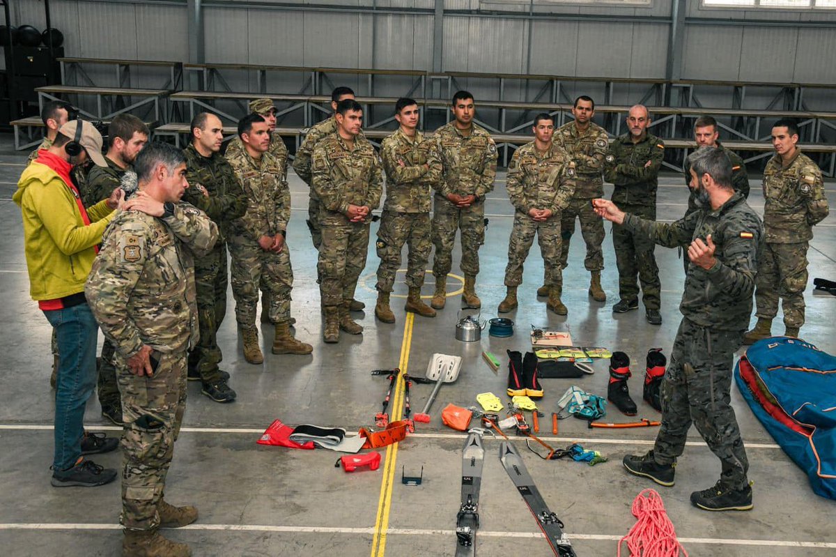 MADOC (@madoc_et) on Twitter photo El Grupo militar de alta montaña #GMAM 🇪🇸continúa tareas coordinación y homologación con personal del <a href="/Ejercito_Chile/">Ejército de Chile</a> 🇨🇱 #Cochrane, conociendo el equipo técnico que utilizarán en travesía de 110 kms por Campo de Hielo Sur.
Les espera el volcán #Lautaro
#2023PatagoniaSur #EMMOE_ET El Grupo militar de alta montaña #GMAM 🇪🇸continúa tareas coordinación y homologación con personal del <a href="/Ejercito_Chile/">Ejército de Chile</a> 🇨🇱 #Cochrane, conociendo el equipo técnico que utilizarán en travesía de 110 kms por Campo de Hielo Sur.
Les espera el volcán #Lautaro
#2023PatagoniaSur #EMMOE_ET