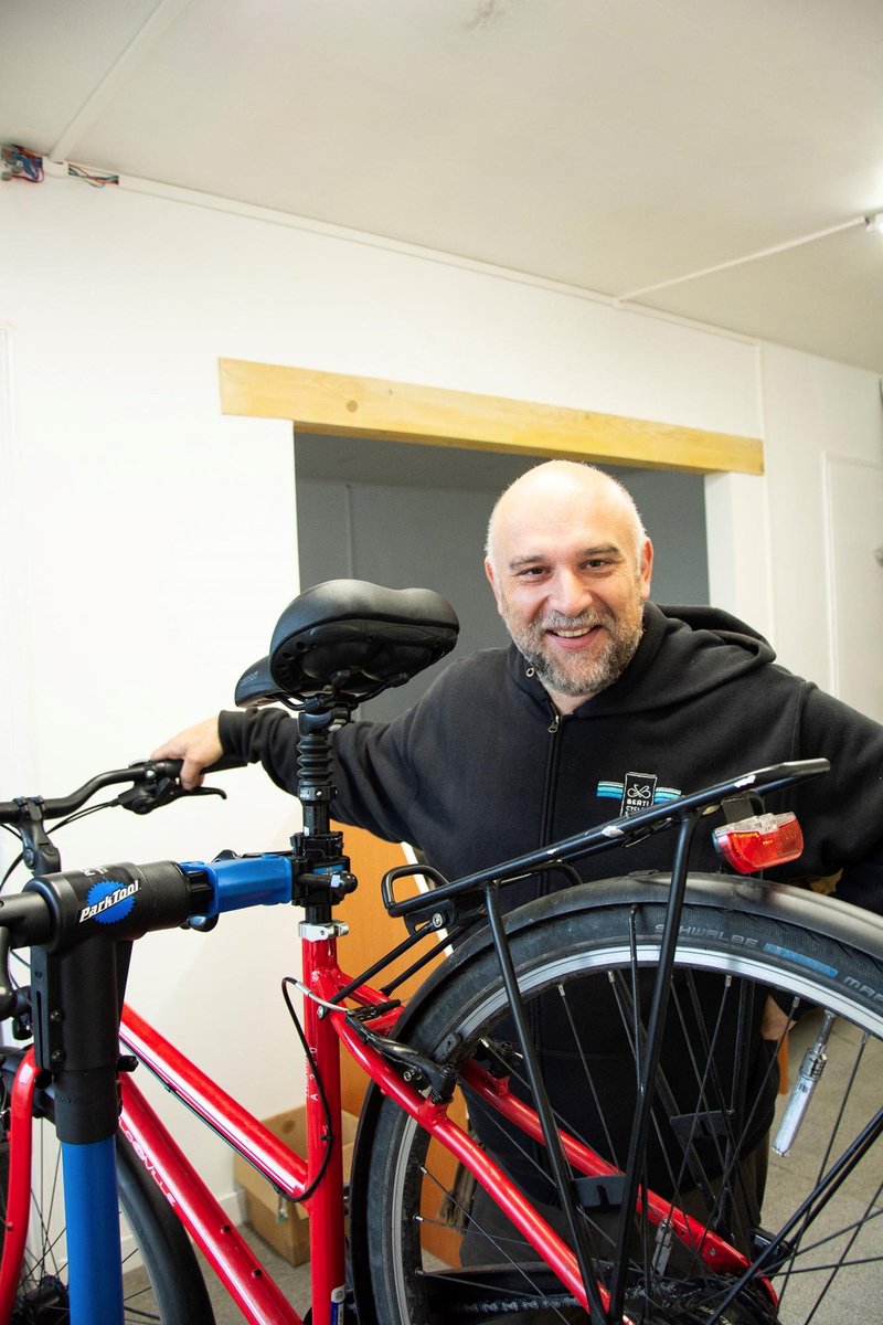 #OnConseille &gt; Nouveauté dans le quartier Saint-Clément (#Rouen rg) : le réparateur de vélos ambulant <a href="/BertiCycles/">Berti Cycles</a> pose ses sacoches et son cargo pour proposer son atelier rue Saint-Julien.
Berti Cycles - 197 rue Saint-Julien - Ouvert du jeudi au samedi, toute la journée