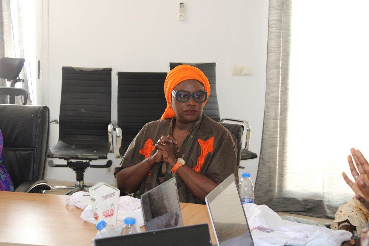 WProgram80771's tweet photo. 🌸Mention spéciale à la marraine Mme ROKHAYA SOLANGE MBENGUE NDIR pour la disponibilité et l’engagement constant et à l’@Adepme pour la mise à disposition de leurs locaux et de leurs experts.
M. Faye Abdoulaye, ….. de l’@Adepme «Jokodial (Merci en sèrère)» https://t.co/WHUo1zDm4a