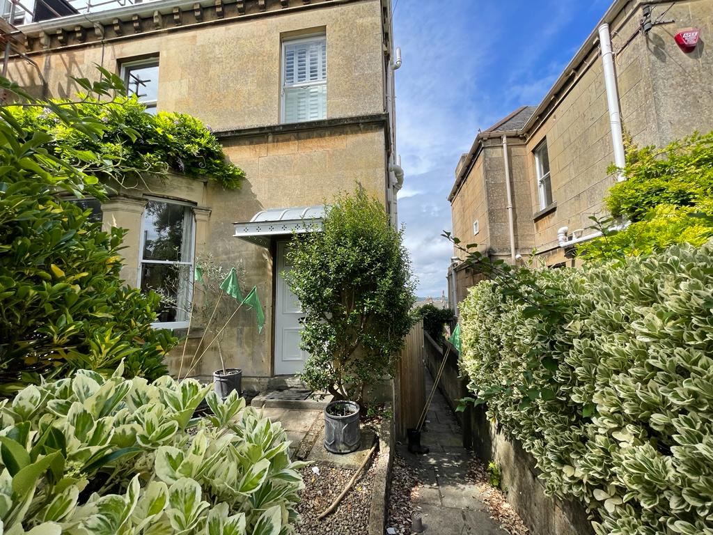 Interested in improving the energy efficiency of your home?  
This weekend, visit a 'green home' and talk to the owners about how they cut their carbon footprint &amp; reduced their bills.

Green Open Homes B&amp;NES  4 &amp; 5 November
Locations &amp; booking details👇  greenopenhomesbanes.org