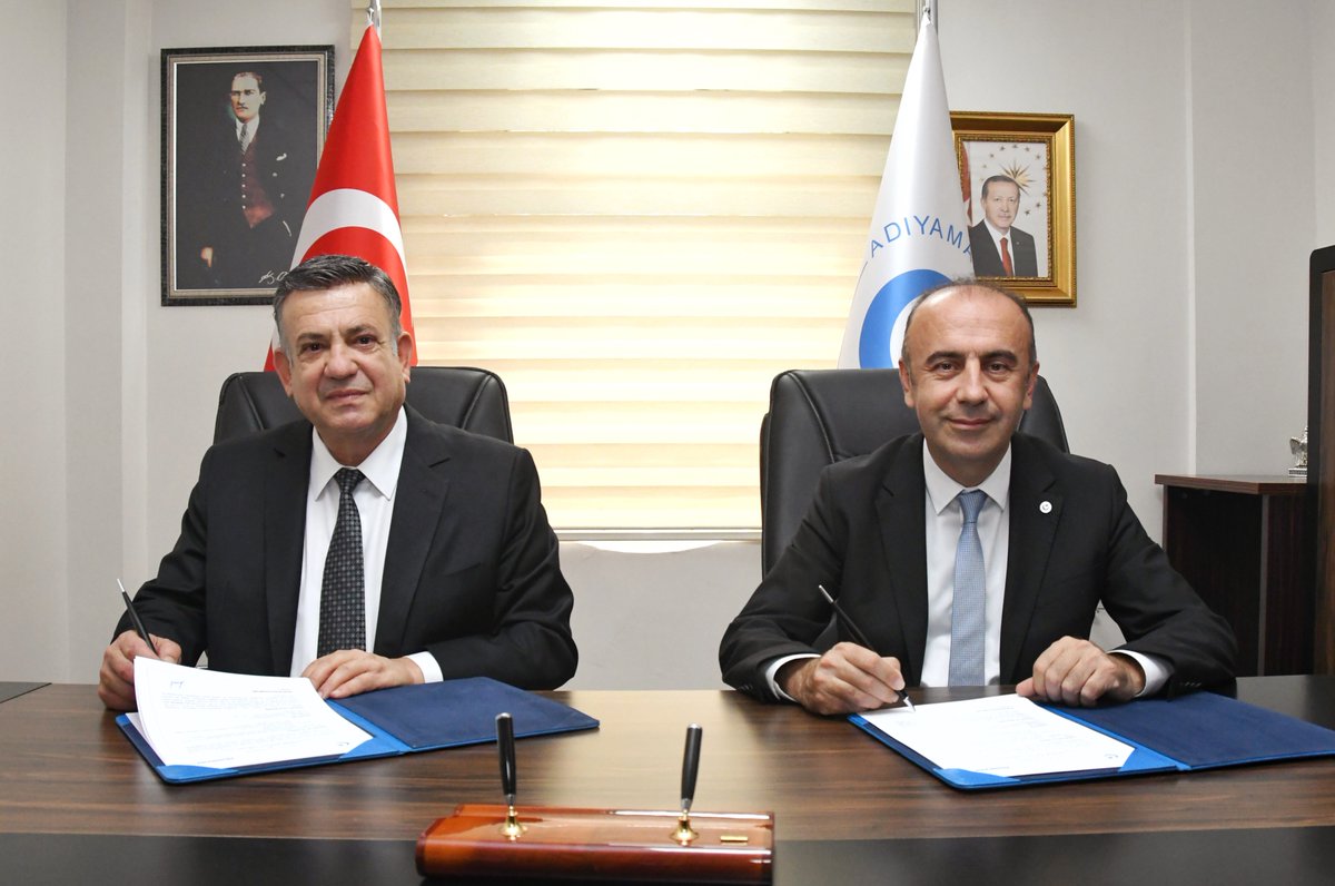 ErdemogluTR's tweet photo. Depremin yaralarını sarmaya devam ediyoruz.

Elim deprem felâketinde kullanılmaz hale gelen Adıyaman Üniversitesi’ne ait 56 adet lojmanın yeniden inşa edilmesi maksadıyla; Erdemoğlu Holding Yönetim Kurulu Bşk. Vekilimiz Sn. Ali Erdemoğlu ile Adıyaman Üniversitesi Rektörü Sn. Prof. Dr. Mehmet Kelleş arasında protokol imzalanmıştır. Kısa sürede tamamlanacak yeni lojmanlar Adıyaman Üniversitesine bedelsiz olarak teslim edilecektir. Hayırlara vesile olmasını dileriz.
